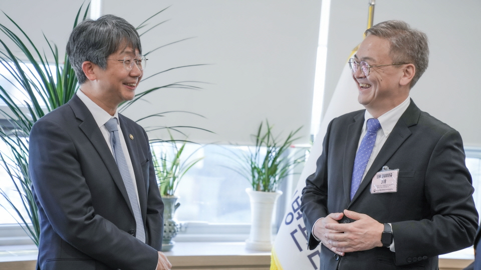 몽골 보건부 대표단과 면담하고 있는 질병관리청 임승관 청장